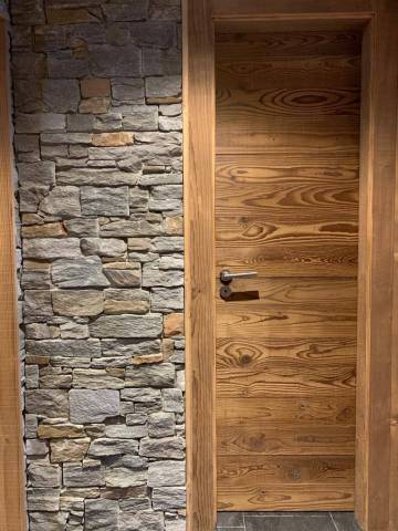 Porte intérieure en mélèze étuvé brossé