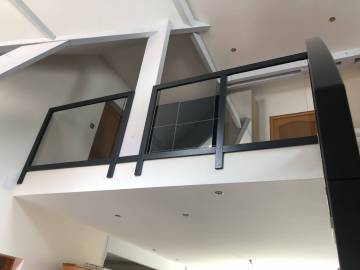 Garde-corps d'étage en verre et bois