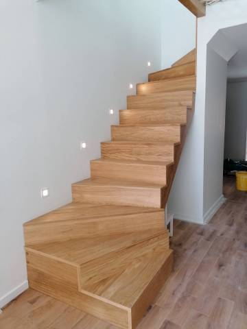 Escalier en frêne avec contre-marches