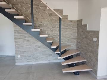 Escalier en hêtre limon central