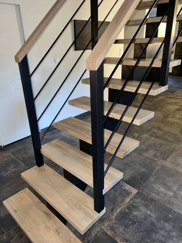 Escalier droit limon central en chêne