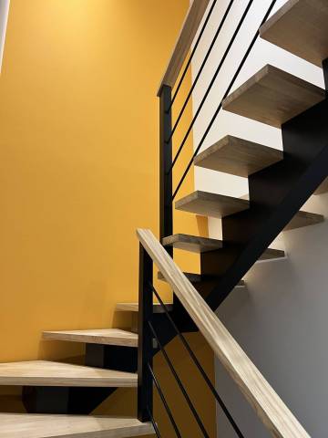 Escalier limon central - marches chêne