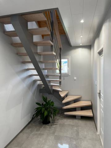 Escalier limon central en hêtre