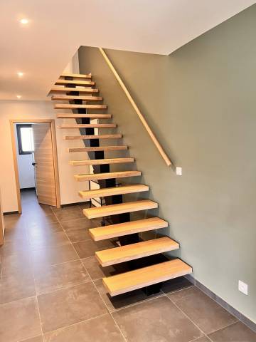 Escalier droit limon central en chêne