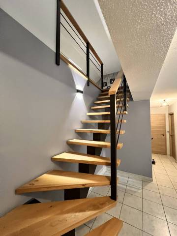 Escalier limon central-marches en chêne