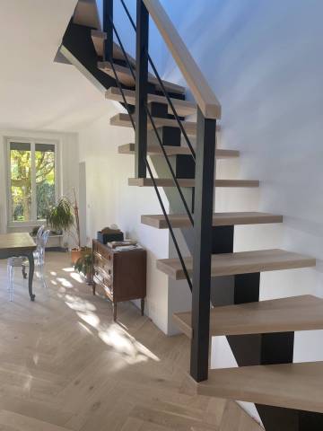 Escalier limon central en hêtre