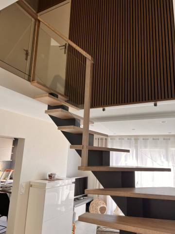 Escalier limon central marches bambou