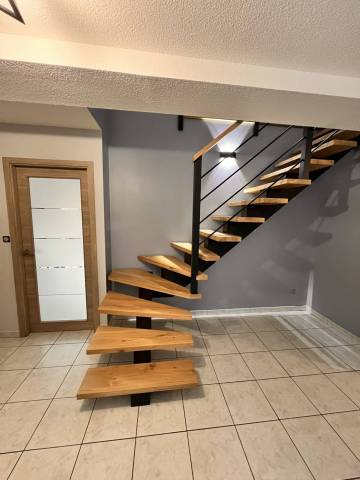 Escalier sur mesure limon central