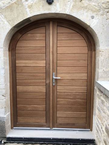 Porte d'entrée cintrée en bois massif