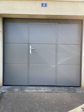 Porte de garage avec portillon