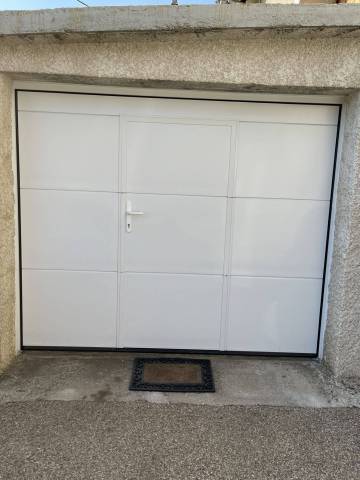 Porte de garage avec portillon