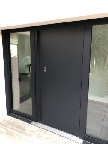 Porte d'entrée en aluminium