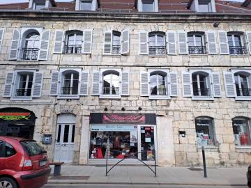 Fenêtres et volets bois sur immeuble