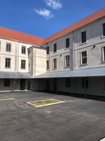 Monument historique fenêtres en bois